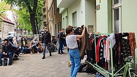 Während die einen durch die mitgebrachten Gegenstände stöberten, kamen Andere bei warmen Getränken und süßem Gebäck ins Gespräch. (Bild: Birgit Leiß)