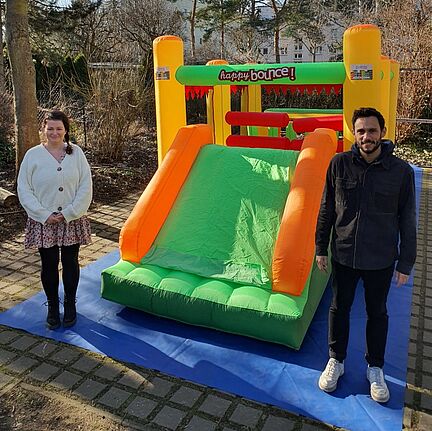 Neue Spielgeräte und eine Hüpfburg im SOS Familienzentrum, welche mit Mitteln aus den Aktionsfonds 2021 finanziert wurden. (Bild: QM Alte Hellersdorfer Straße)   