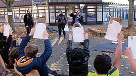 Stolz hielten die kleinen Abenteurerinnen und Abenteurer ihre selbst gebastelte Papiertüte hoch. Bild: QM Hellersdorfer Promenade