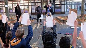 Stolz hielten die kleinen Abenteurerinnen und Abenteurer ihre selbst gebastelte Papiertüte hoch. Bild: QM Hellersdorfer Promenade
