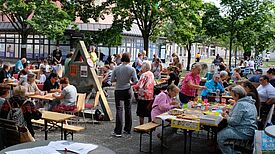 Zahlreiche Anwohnende kamen zusammen, um beim Promenadenbuffet zusammen zu schlemmen. (Bild: Julian Krischan)