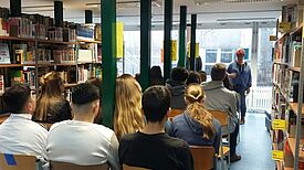 In der renovierten Schulbibliothek gibt es Platz für Veranstaltungen und zahlreiche Bücher. Bild: QM Heerstraße 