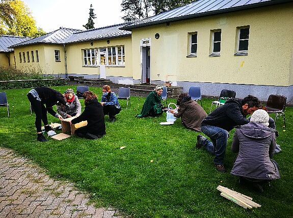 Die Teilnehmenden der Workshop-Reihe lernten unter anderem, wie Regenwürmer beim Kompostieren helfen. Dafür bauten sie Kisten, um ihnen einen Lebensraum zu schaffen. (Bild: Anemone e.V.)