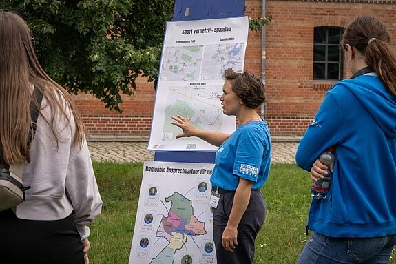 Teilnehmende des Summits informieren sich über regionale Bewegungsprojekte und deren Umsetzung. (Bild: Ellen Kallscheuer)