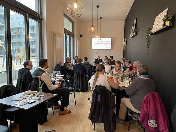 Bei der Quartiersratssitzung des QMs Alte Hellersdorfer Straße waren die ansässigen Wohnungsunternehmen zu Besuch. (QM Alte Hellersdorfer Straße)