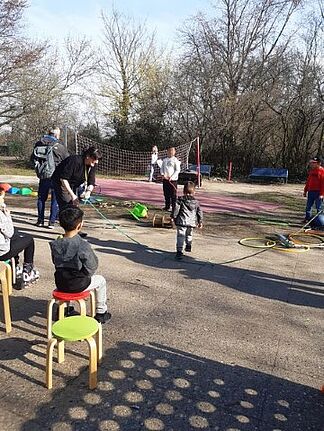 Zur Eröffnung des Projekts „Bewegte Freizeit“ probierten sich Kinder und Eltern unter anderem beim Seilspringen und Volleyball aus. (Bild: QM Dammwegsiedlung / Weiße Siedlung & Nachbarschaftsheim NK)