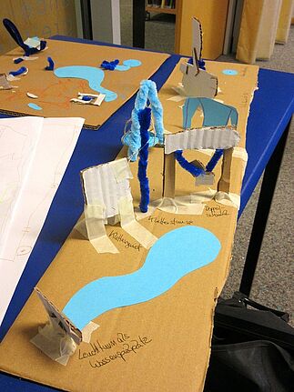 So sehen Kinderträume aus: Ein Wasserspielplatz mit Leuchtturm, Doppelschaukel und Klettergerüst. Foto: Jens Sethmann