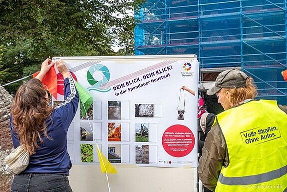 Die Besucherinnen und Besucher konnten für den Fotowettbewerb des QM Spandauer Neustadt abstimmen. Foto: www.salecker.info