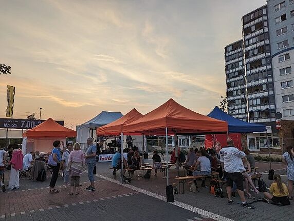Und schließlich, kurz vor 22 Uhr abends, verschwand die Sonne. Die Musik im Kosmosviertel begeisterte die Besucherinnen und Besucher. (Bild: Joachim Schmidt)