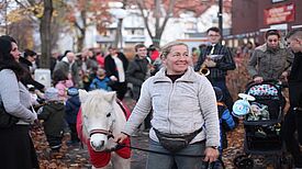 Am 11. November 2019 wird die Lichtinstallation auf dem Letteplatz feierlich eröffnet. Auch das Pony Zorro wird dabei sein. Bild: QM Letteplatz