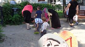 Mütter mit ihren Kindern beteiligten sich an der Aufräumaktion. Bild: Meryem Korun