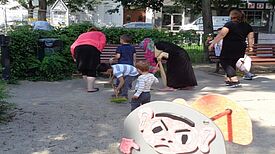 Mütter mit ihren Kindern beteiligten sich an der Aufräumaktion. Bild: Meryem Korun