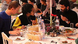 Nach zwei Jahren pandemiebedingter Pause kommt die Nachbarschaft beim Fastenbrechen im Mehringplatz-Kiez wieder zusammen. (Bild: QM Mehringplatz)