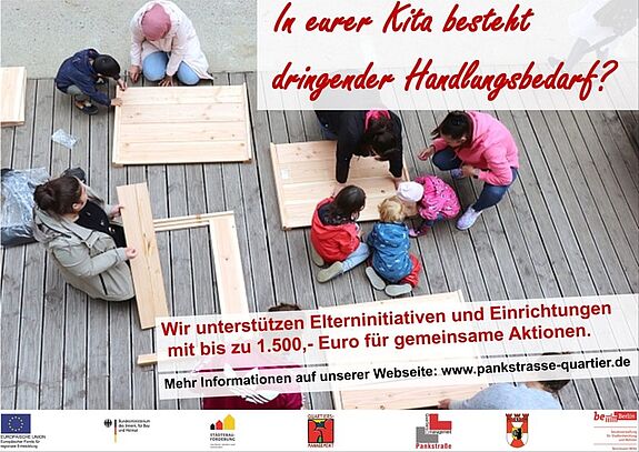 Auf einem Plakat für den Aktionsfonds des QMs Reinickendorfer Straße / Pankstraße Eltern und Kinder bauen gemeinsam Holzmöbel auf einer Holzterrasse.