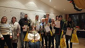 Die Ausgezeichneten erhielten als Anerkennung Urkunden und Geschenke. (Bild: Holger Heiland)