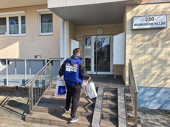 Freiwillige können die Kiezhilfe unterstützen. Bild: Haus der Begegnung M3/ Stephan Fischer