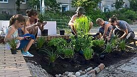 Helfende der Nachbarschaft beim Pflanzen. Foto: Joachim Schmidt, QM Kosmosviertel