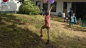 Geschicklichkeit war an fast allen Stationen des 3. Dezentralen Kiezfestes gefragt. (Bild: QM Glasower Straße / proNeubritz e. V.)