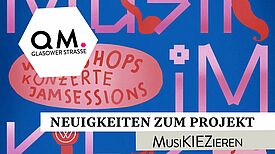 Eine Postkarte bewirbt das Projekt „MusIKIEZieren“ im QM-Gebiet Glasower Straße. Auf blauem Hintergrund sind rot-, rosa- und orangefarbene typografische und musikalische Gestaltungselemente angeordnet. 