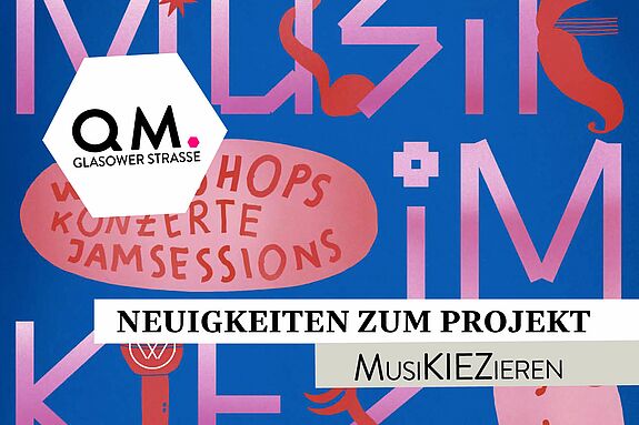 Eine Postkarte bewirbt das Projekt „MusIKIEZieren“ im QM-Gebiet Glasower Straße. Auf blauem Hintergrund sind rot-, rosa- und orangefarbene typografische und musikalische Gestaltungselemente angeordnet. 