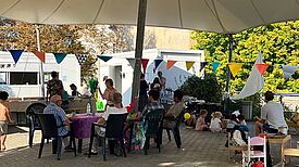 Unter dem Sonnensegel auf dem Kulturbunker feierten die Anwesenden die Einschulung – mit Spielen, Kaffee und Kuchen für die ganze Familie. (Bild: QM Glasower Straße)