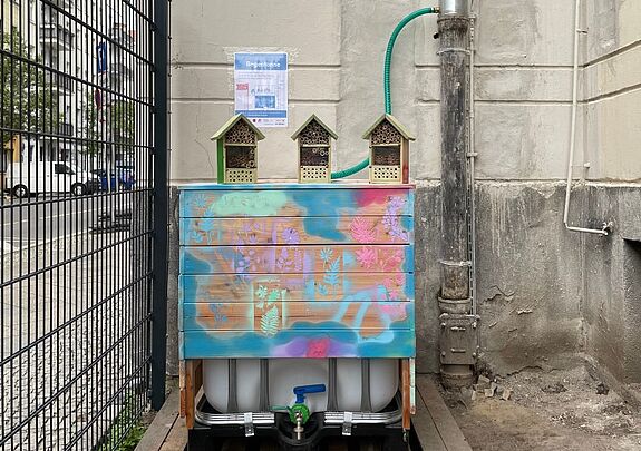 Nachhaltigkeit trifft auf Kunst: Die fertig gestaltete Regentonne im Schulgarten der Wedding-Schule, ist bereit, Regenwasser aufzufangen und zu nutzen. (Bild: AG Urban)