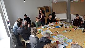 Kiezbewohnerinnen und -bewohner tauschen sich über die künftige Nutzung der Waschküche aus. Foto: Andrei Schnell