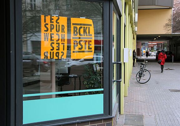Plakate in den Fenstern auf der Brunnenstraße. Dominique Hensel / QM Brunnenviertel-Brunnenstraße