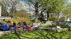 Bunt ging es zu im Rosengarten an der Rohrbeckstraße: Die Kinder kamen aus dem Basteln und Schneidern gar nicht mehr heraus. (Bild: QM Germaniagarten)
