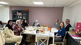 Die frisch zertifizierten Bildungsbotschafterinnen tauschen sich mit ihren Dozierenden und dem QM-Team aus. (Bild: QM Nahariyastraße)