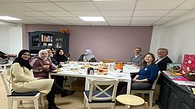 Die frisch zertifizierten Bildungsbotschafterinnen tauschen sich mit ihren Dozierenden und dem QM-Team aus. (Bild: QM Nahariyastraße)