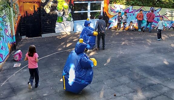 Beim Sumo-Ringen im Kinder- und Jugendhaus in der Nahariyastraße 19 hatten die Kinder ganz besonders viel Spaß. (Bild: QM Nahariyastraße)