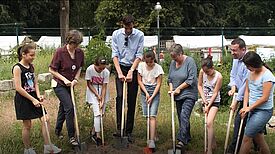 Spatenstich für den Erweiterungsbau des Nachbarschaftshauses am Körnerpark. Bild: Standbild aus dem Videofilm