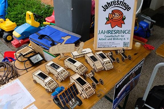 Bei der Abschlussveranstaltung gab es unter anderem Solarfahrzeuge für das Weltall. (Bild: Julian Krischan)
