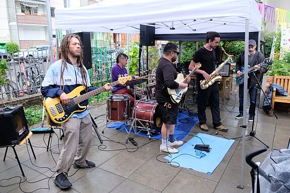 Eine Musikband sorgte mit einem Live-Auftritt für gute Stimmung beim Jubiläumsfest des Mehrgenerationenhauses Wassertor. (Bild: Julian Krischan)
