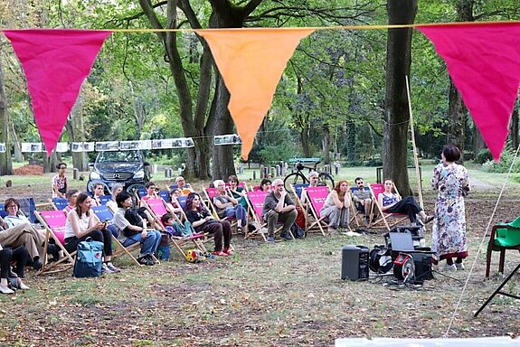 Im bunten Ambiente des ElisaBeet tauschten sich die Anwesenden bei der Einweihungsfeier der neuen Jurte aus. (Bild: Anddrei Schnell)