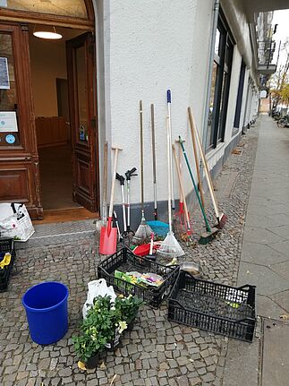 Dank des Aktionsfonds konnten Gartengeräte, Erde und Blumenzwiebeln angeschafft werden. (Bild: QM Beusselstraße)