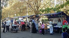 Zahlreiche Stände auf dem Marktplatz Nahariyastraße boten am Weltkindertag Infos, Spiele und Snacks an. (Bild: QM Nahariyastraße)