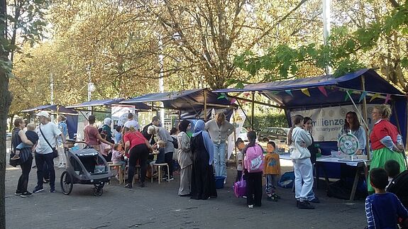 Zahlreiche Stände auf dem Marktplatz Nahariyastraße boten am Weltkindertag Infos, Spiele und Snacks an. (Bild: QM Nahariyastraße)