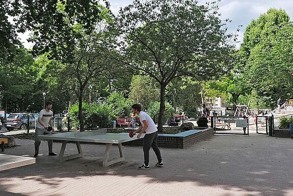 Die zwei neuen Tischtennisplatten werden von Jugendlichen und Erwachsenen oft und gerne genutzt. Bild: QM Körnerpark