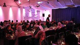 Bei Kerzenschein saßen die Ehrenamtlichen beisammen. Foto: M. Hühn, QM Mehringplatz