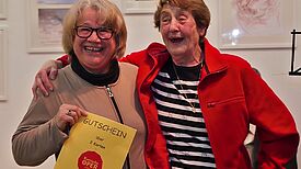 Die Preisträgerin Sedanur Karaça (links) freut sich über den Klara-Franke-Preis. Bild: Verbund für Nachbarschaft und Selbsthilfe Moabit mit Hansaviertel / QM Moabit-Ost