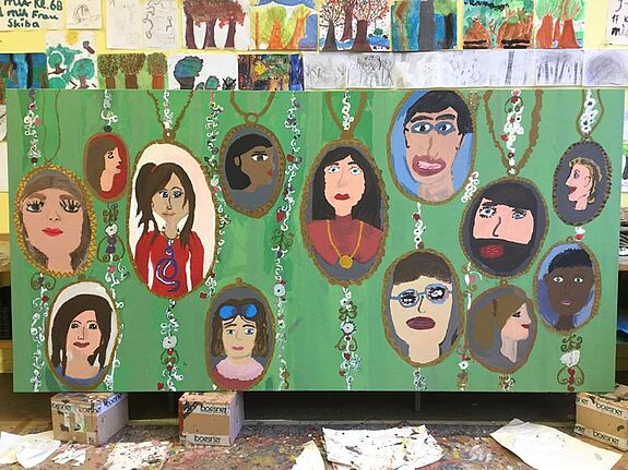 Viel Kunst im neuen Flur der Gustav-Falke-Grundschule. Foto: Andrei Schnell / QM Brunnenviertel-Ackerstraße