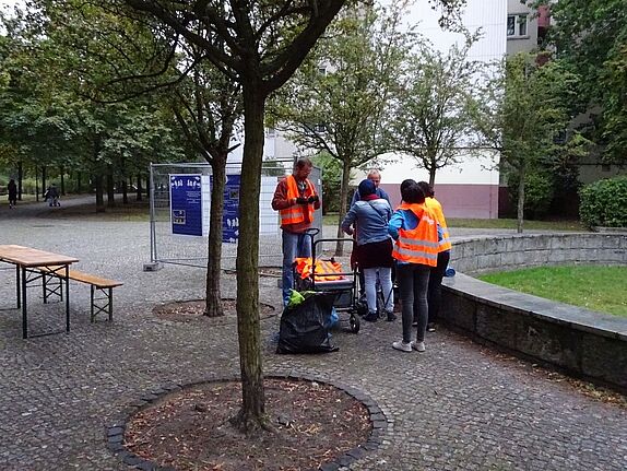 Auch in der Weißen Siedlung nahmen viele Kiezbewohnerinnen und -bewohner bei der Putzaktion teil. Foto: QM Weiße Siedlung