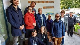 Hier geht es lang: Politik und Verantwortliche weihen den Eingang des Nachbarschaftshauses ein. (Bild: Isabel Carrillo)