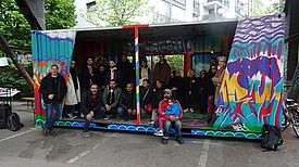 Gruppenfoto: Viele Beteiligte kamen zur Einweihung des neuen Treffs für Jugendliche. Bild: Dorothee Borski / QM