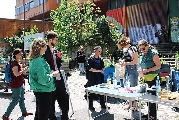 Mehr Grün im Brunnenviertel: Am Tag der Städtebauförderung wurde am „Diesterbeet“ gemeinsam gegärtnert. (Bild: QM Brunnenstraße)