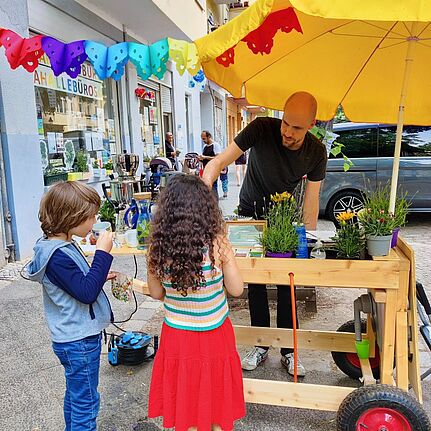 Das QM-Team Donaustraße-Nord sorgte vor Ort für Tee, Kaffee und Kekse. (Bild: Birgit Leiß/QM Donaustraße-Nord)