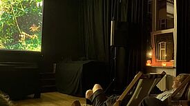 Innenraum mit Leinwand, Liegestühlen und Zuschauenden bei einer Filmvorführung im Kompostkino.