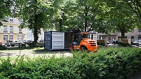Dieser blaue Schiffscontainer ist zukünftig ein Treffpunkt im Kiez. Bild: QM Spandauer Neustadt